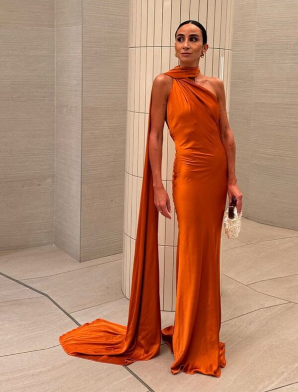 Satin Kleid Lang One-Shoulder mit Schal Rückenfrei Figurbetont in Orange